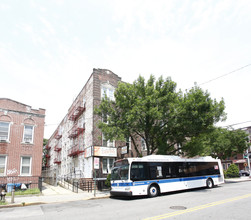 Sirkus Court in Brooklyn, NY - Foto de edificio - Building Photo