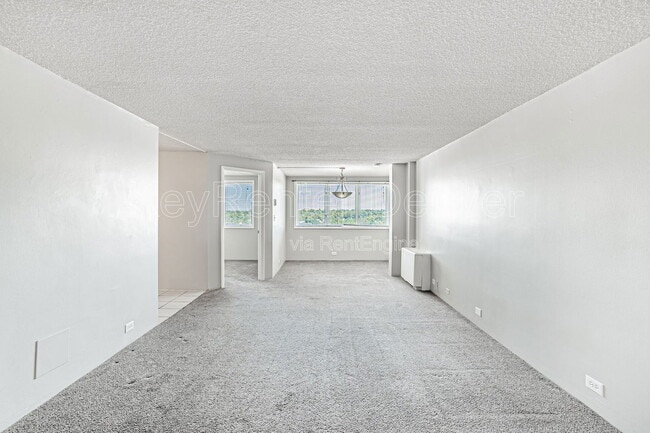 2225 Buchtel Blvd S in Denver, CO - Foto de edificio - Building Photo