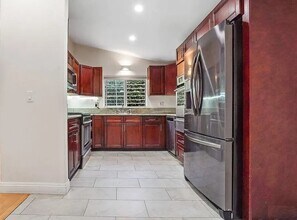 5716 Comanche Ave in Woodland Hills, CA - Foto de edificio - Building Photo