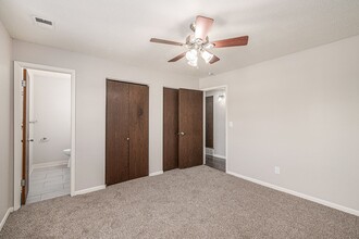 Crysler Plaza East in Independence, MO - Building Photo - Interior Photo