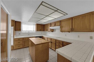 2004 Canterbury Dr in Las Vegas, NV - Building Photo - Building Photo