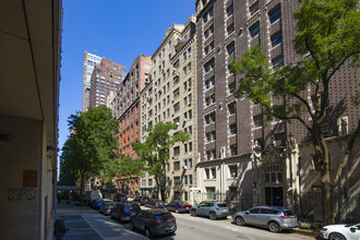 17 W 67th St in New York, NY - Building Photo - Primary Photo