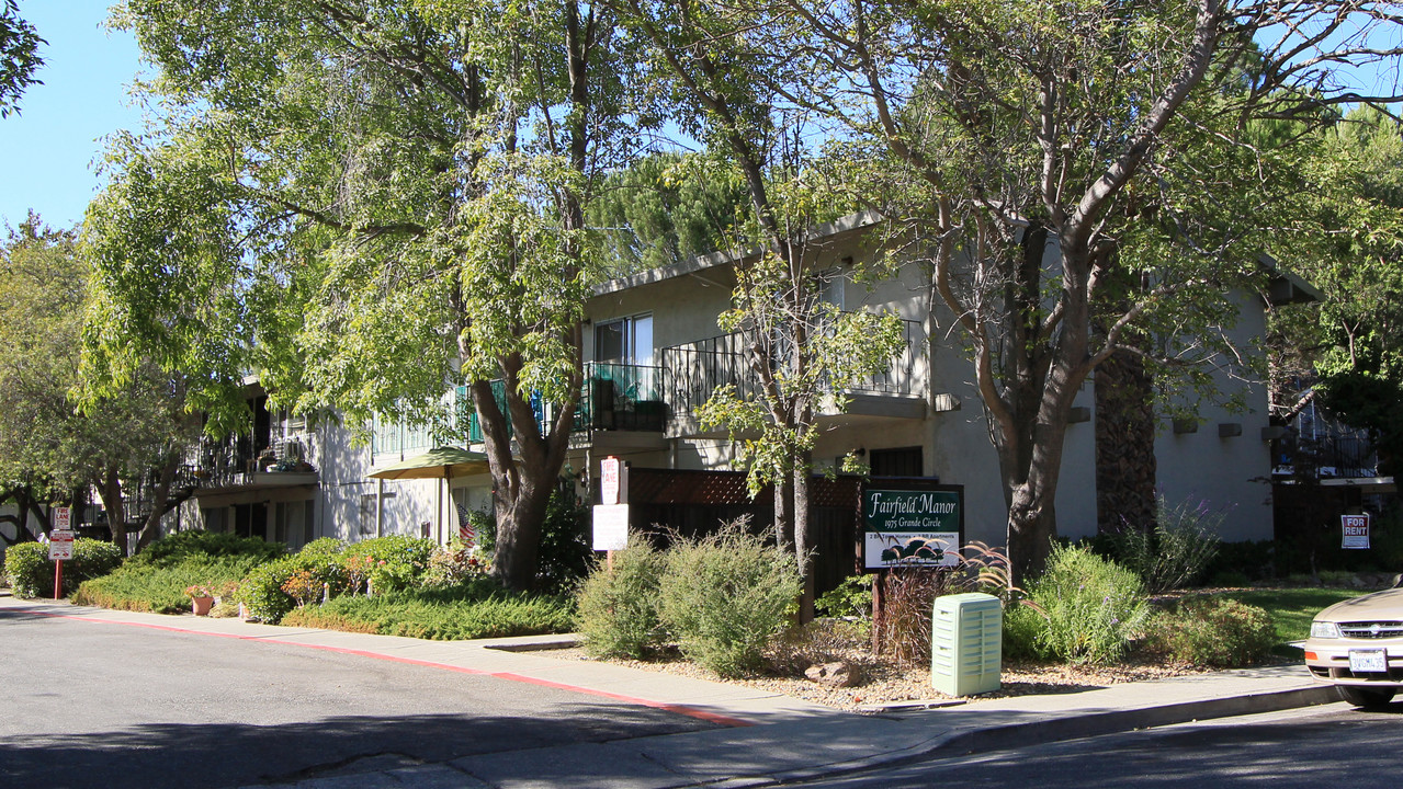 1975 Grande Cir in Fairfield, CA - Building Photo