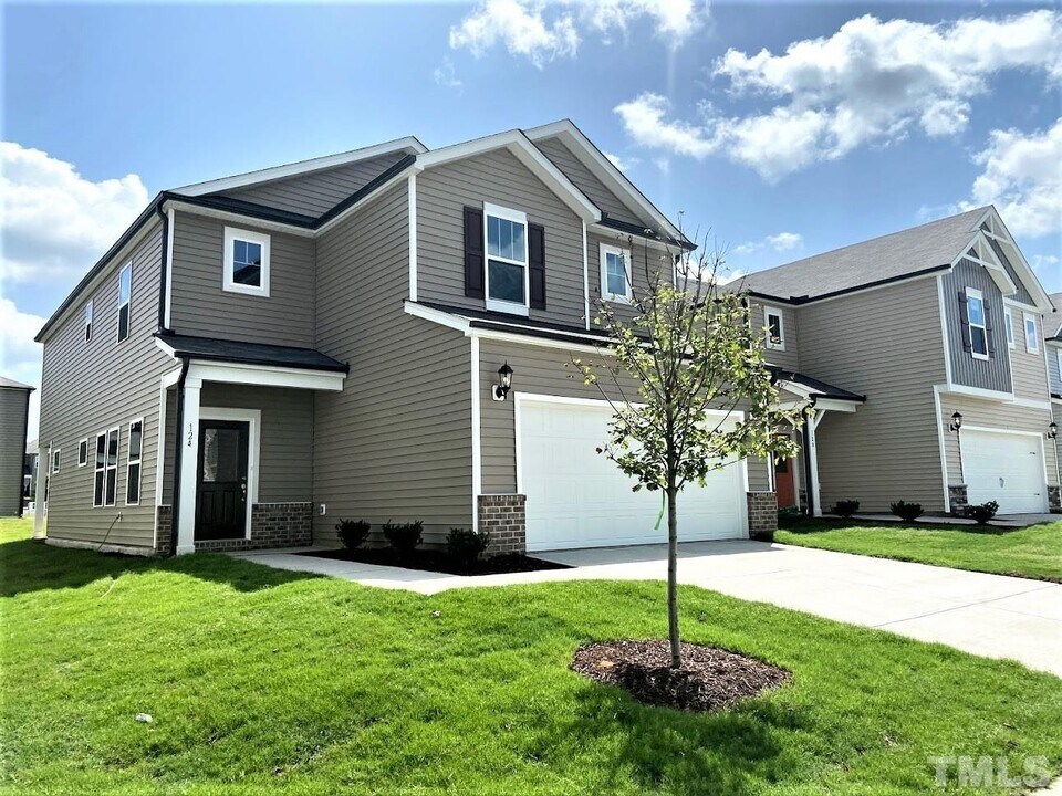 124 Wilbur Lake Dr in Fuquay Varina, NC - Building Photo