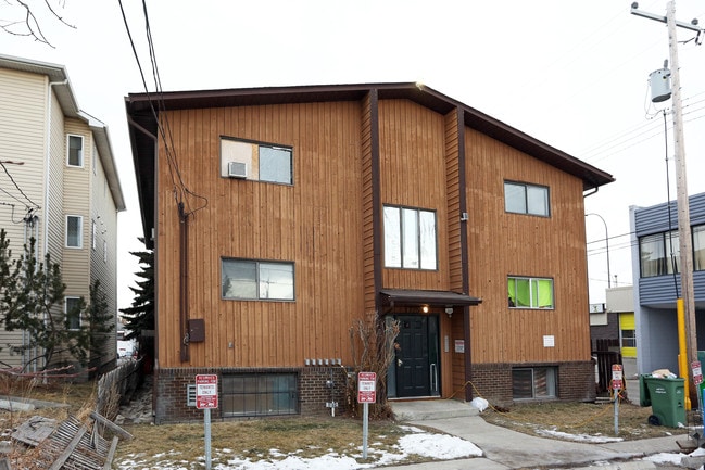 1725 43 St SE in Calgary, AB - Building Photo - Building Photo