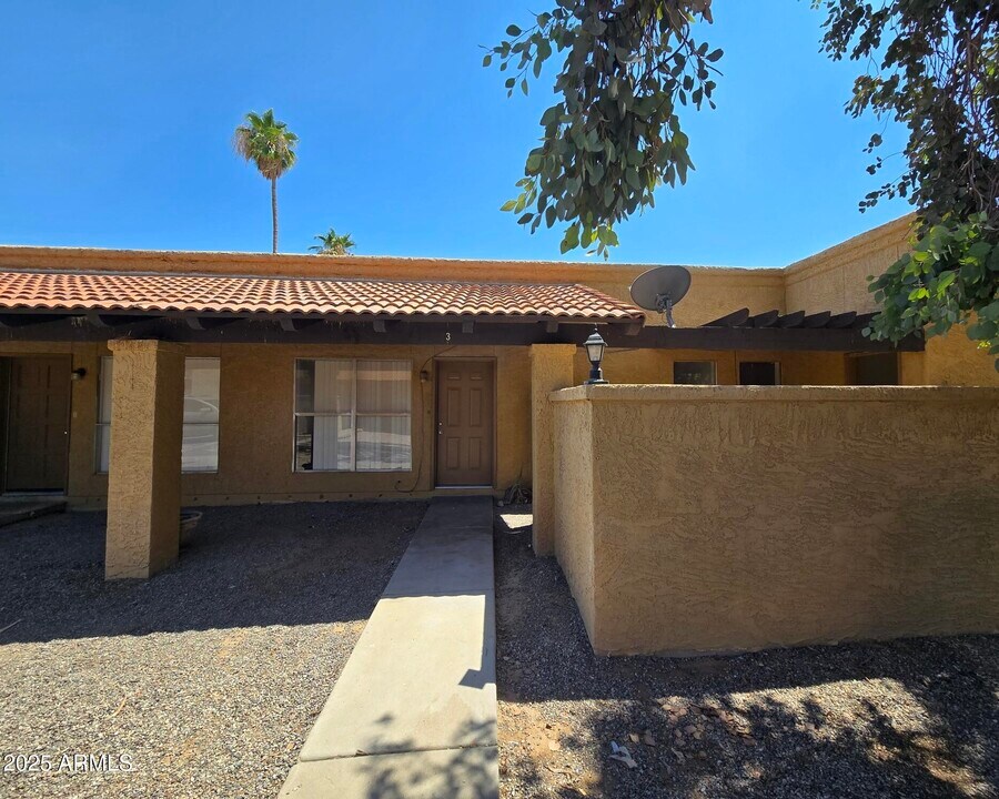 715 N Arrowhead Dr in Chandler, AZ - Building Photo