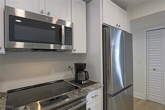 2885 Palm Beach Blvd in Ft. Myers, FL - Foto de edificio - Building Photo