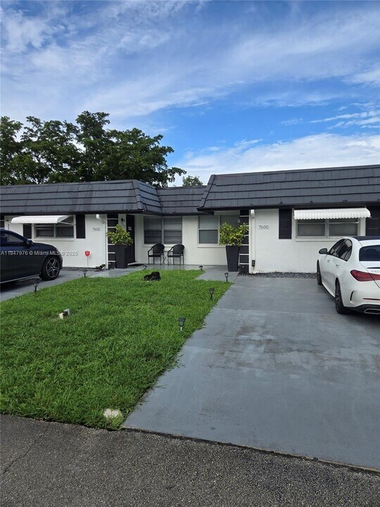 7602 NW 73rd Terrace in Tamarac, FL - Building Photo