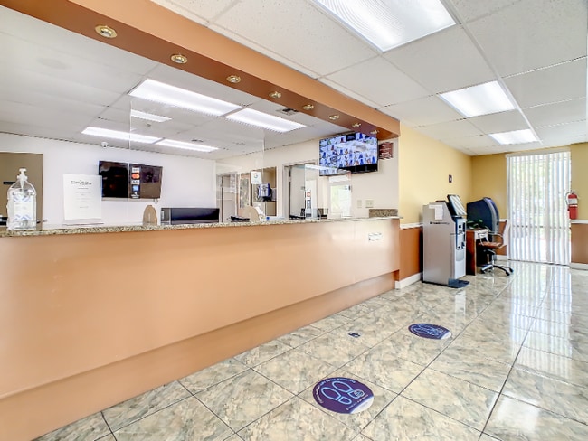 2295 Irlo Bronson Mem Hwy, Unit Double Studio Renovated in Kissimmee, FL - Foto de edificio - Building Photo