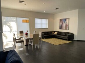 10933 NW 73rd Ter in Doral, FL - Building Photo - Building Photo