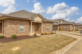 Stonewater Place Apartments in Jackson, TN - Foto de edificio - Building Photo