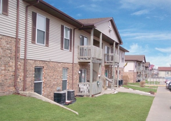 Raintree Apartments in Cedar Rapids, IA - Building Photo - Building Photo