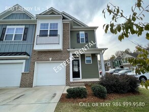 800 Trendy Ln in Apex, NC - Foto de edificio - Building Photo