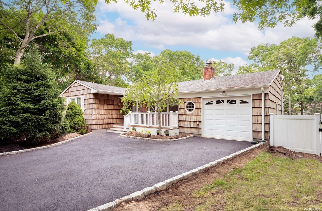 8 Wakeman Ct in Hampton Bays, NY - Building Photo