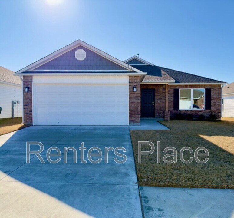 1105 W Lawton Rd in Claremore, OK - Building Photo