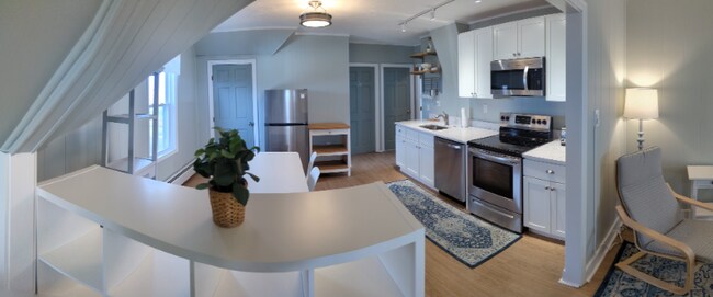 206 Bayview Ave-Unit -Unit 3D in Bristol, RI - Building Photo - Building Photo