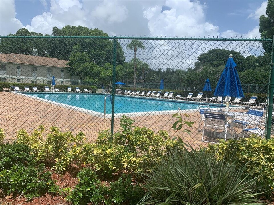 511 Gardens Dr, Unit 204 in Pompano Beach, FL - Building Photo