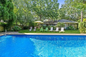 52 Sherwood Rd in Hampton Bays, NY - Building Photo - Building Photo