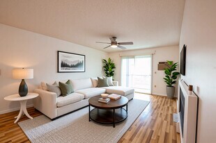 8 Northbrook Dr in Manchester, NH - Building Photo