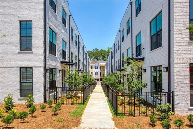 439 Burton Dr in Alpharetta, GA - Building Photo - Building Photo