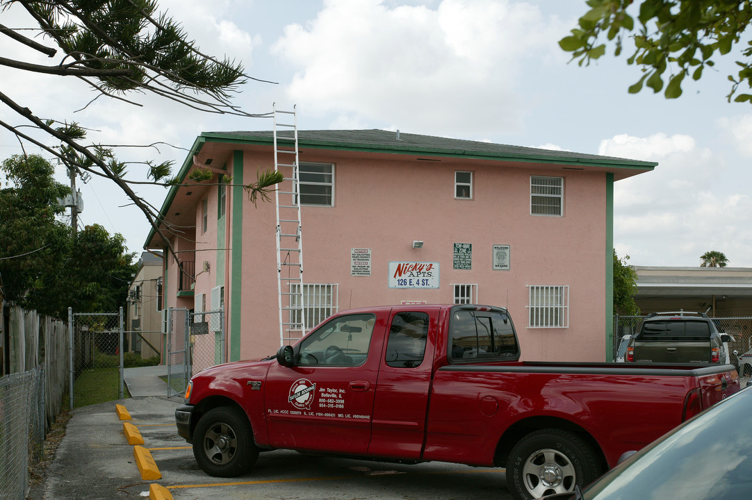 126 E 4th St in Hialeah, FL - Foto de edificio