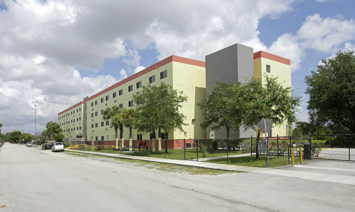 Sierra Lake Apartments in Miami, FL - Building Photo