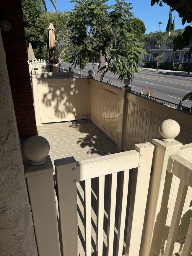 13959 Victory Blvd in Van Nuys, CA - Foto de edificio - Building Photo