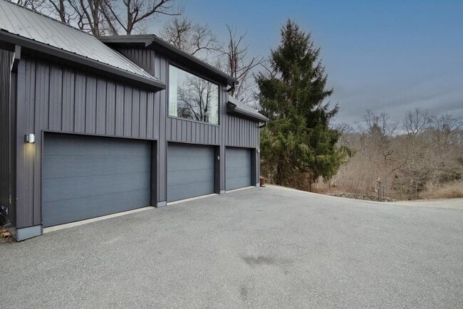 227 Canopus Hollow Rd in Putnam Valley, NY - Building Photo - Building Photo