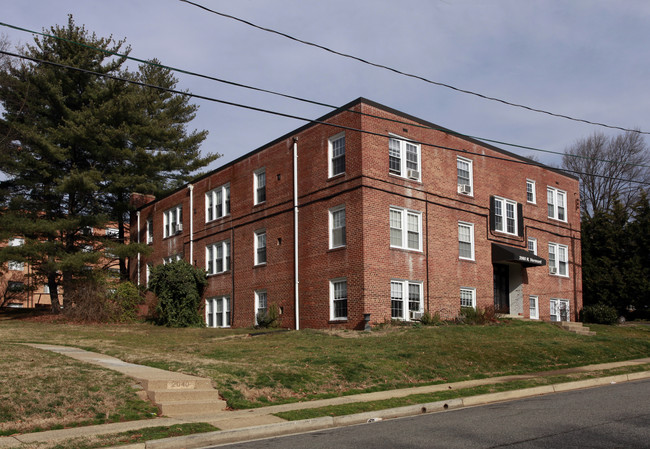 2060 N Vermont St in Arlington, VA - Building Photo - Building Photo