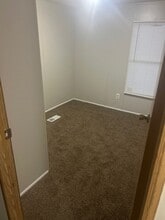 2009 W 3rd St in Newton, KS - Building Photo - Building Photo