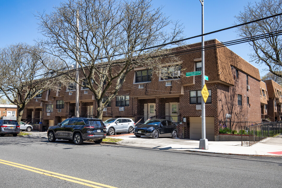 Cloverdale East Condos in Little Neck, NY - Foto de edificio