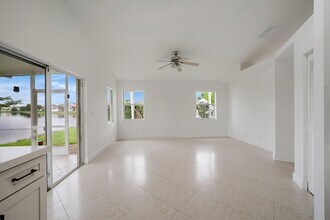 2042 NW 184th Way in Pembroke Pines, FL - Foto de edificio - Building Photo