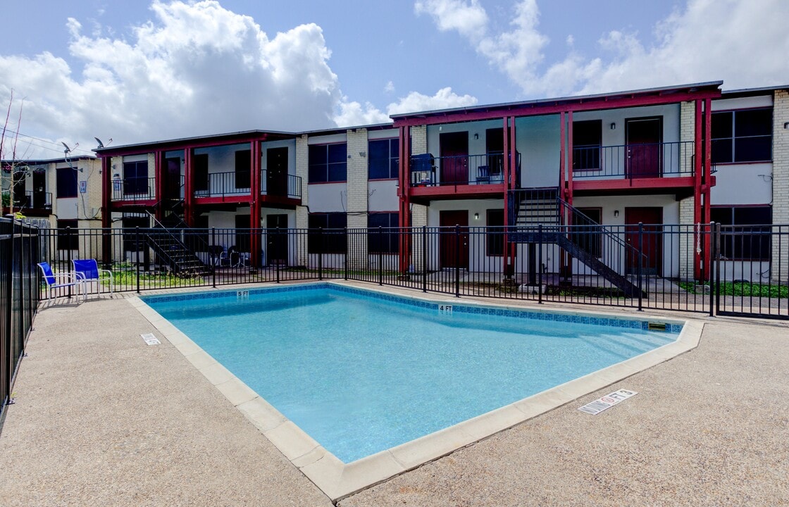 Aviator Apartments in Kingsville, TX - Building Photo