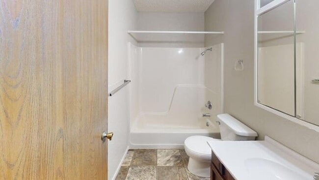 1727 N Grandview Ln in Bismarck, ND - Building Photo - Building Photo