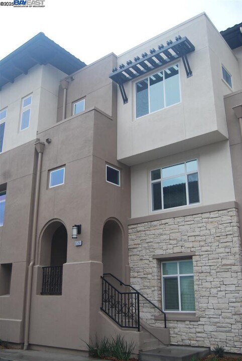 5530 Esprit Way in Dublin, CA - Building Photo