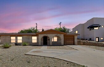 3214 N Stanton St in El Paso, TX - Building Photo - Building Photo