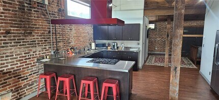 693 W North St, Unit 2 in Fayetteville, AR - Foto de edificio - Building Photo