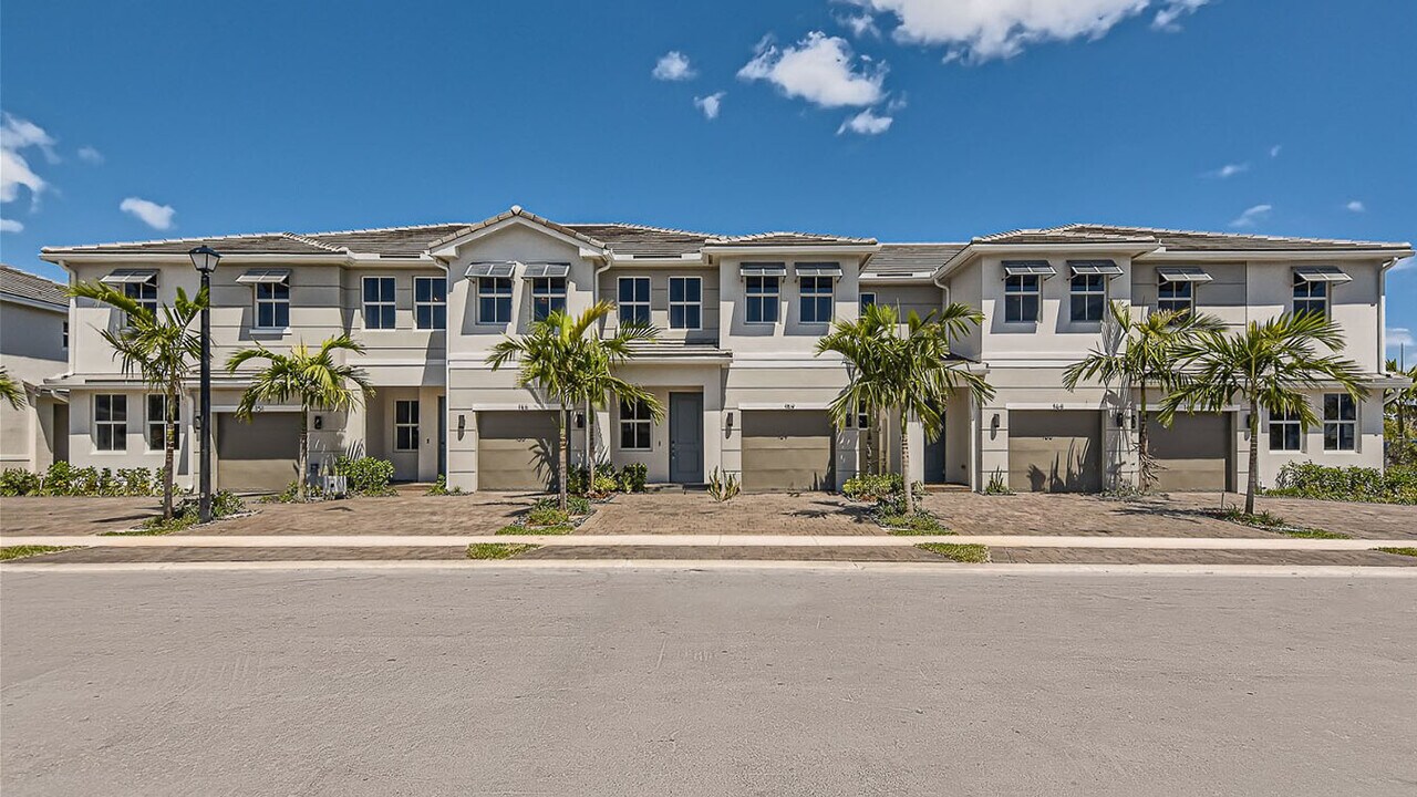 16942 SW 2nd Ct in Pembroke Pines, FL - Foto de edificio