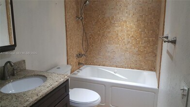 3860 NE 170th St in North Miami Beach, FL - Foto de edificio - Building Photo