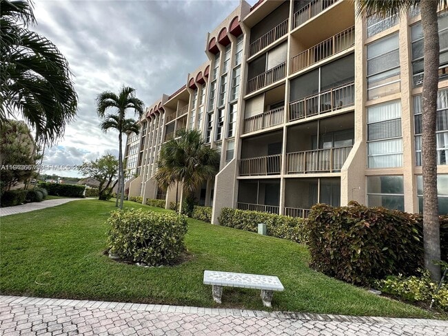 2000 Atlantic Shores Blvd in Hallandale Beach, FL - Foto de edificio - Building Photo