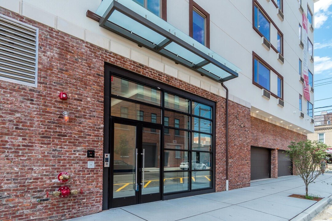 6122 Hudson Ave in West New York, NJ - Building Photo