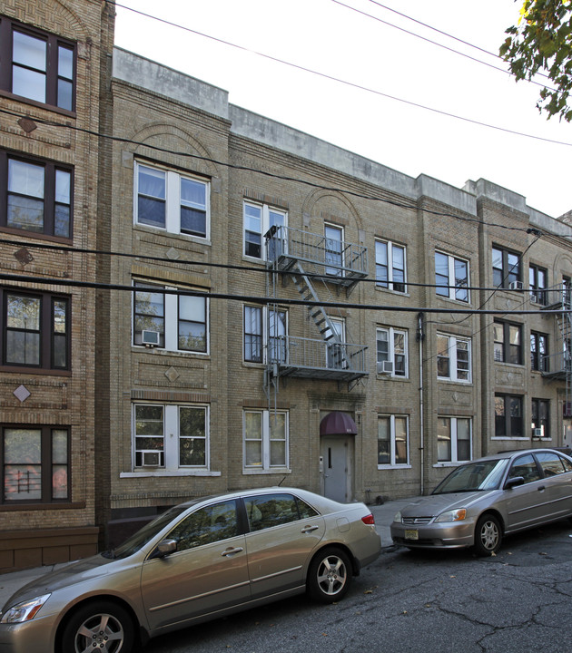 104 Waldo Ave in Jersey City, NJ - Building Photo