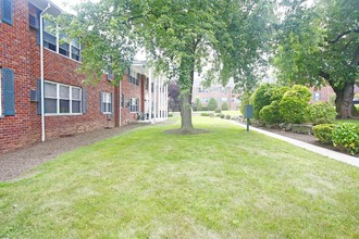 New England Village in Summit, NJ - Foto de edificio - Building Photo