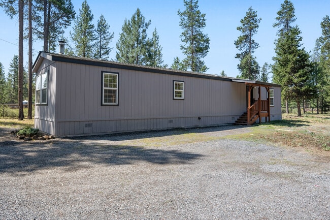 53955 1st St in La Pine, OR - Building Photo - Building Photo