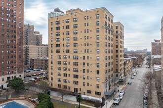 Parkshore Apartments in Chicago, IL - Building Photo - Building Photo