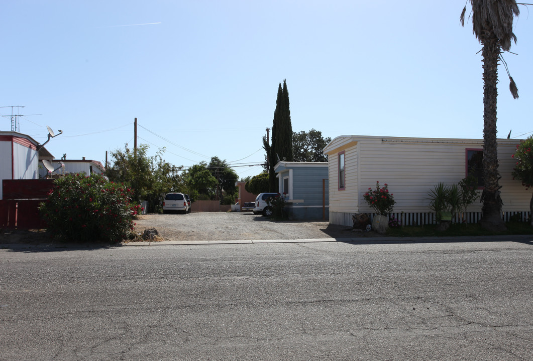 1328 M St in Newman, CA - Foto de edificio
