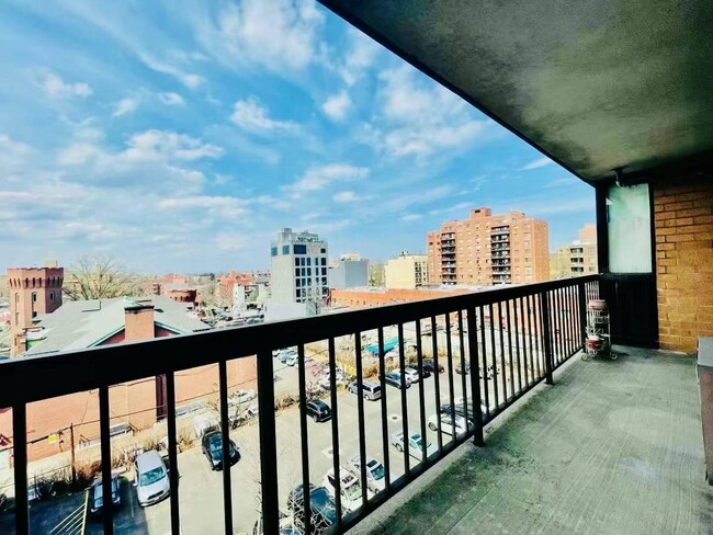 136-75-136-37 37th Ave in Queens, NY - Foto de edificio - Building Photo