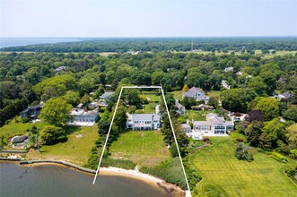 5 Thorn Hedge Rd in Bellport, NY - Building Photo - Building Photo