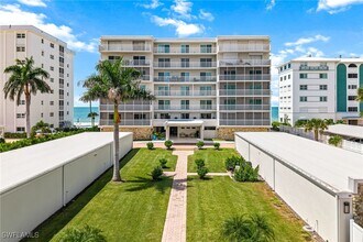 1977 Gulf Shore Blvd N in Naples, FL - Building Photo - Building Photo