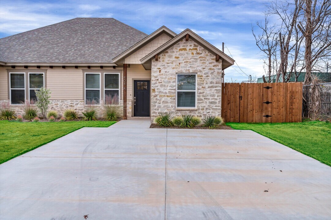 404 Lake View St in Glen Rose, TX - Foto de edificio